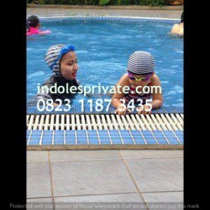 pelatih renang wanita
